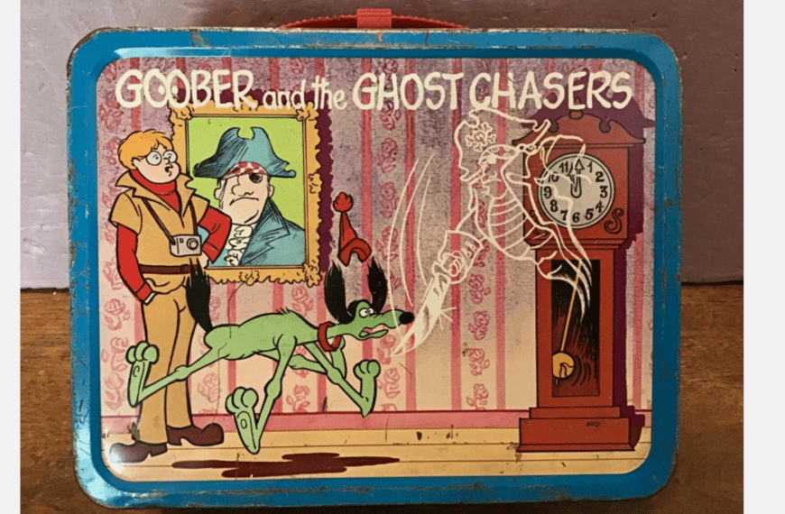 Vintage Goober and the Ghost Chasers lunchbox, cartoon scene with ghost, green dog, and clock, blue metal edges