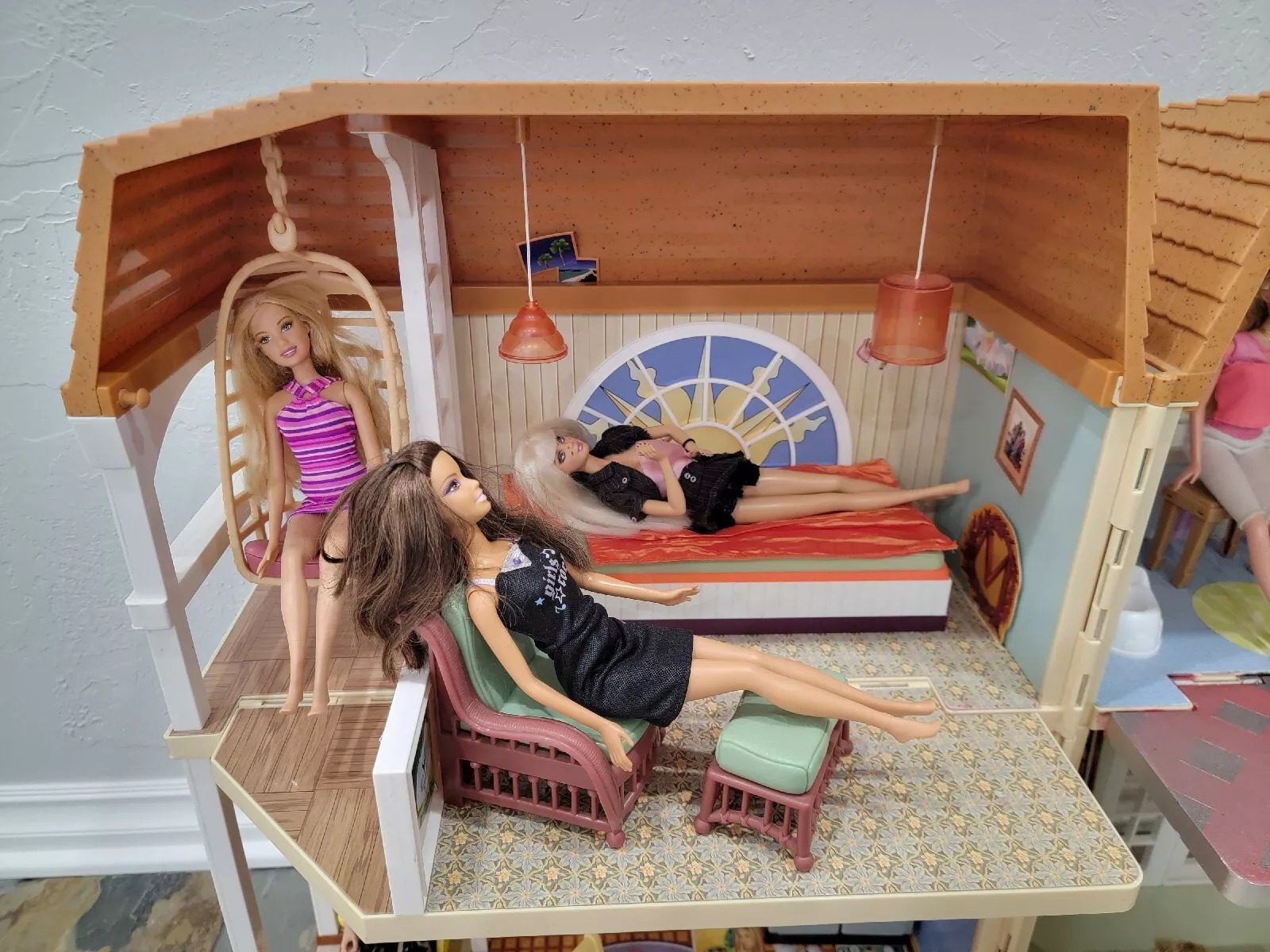 Hannah Montana MALIBU BEACH HOUSE Dollhouse w 8 Dolls, Furniture & Accessories