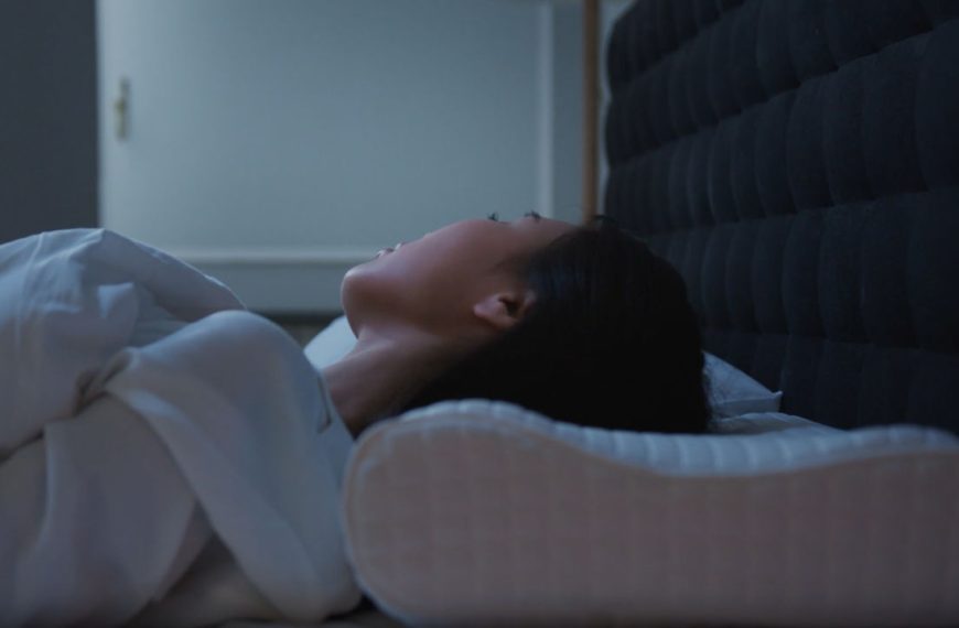 Peaceful nighttime rest, memory foam pillow advertisement, neck support demonstration, comfortable sleep setup, nighttime relaxation, orthopedic pillow