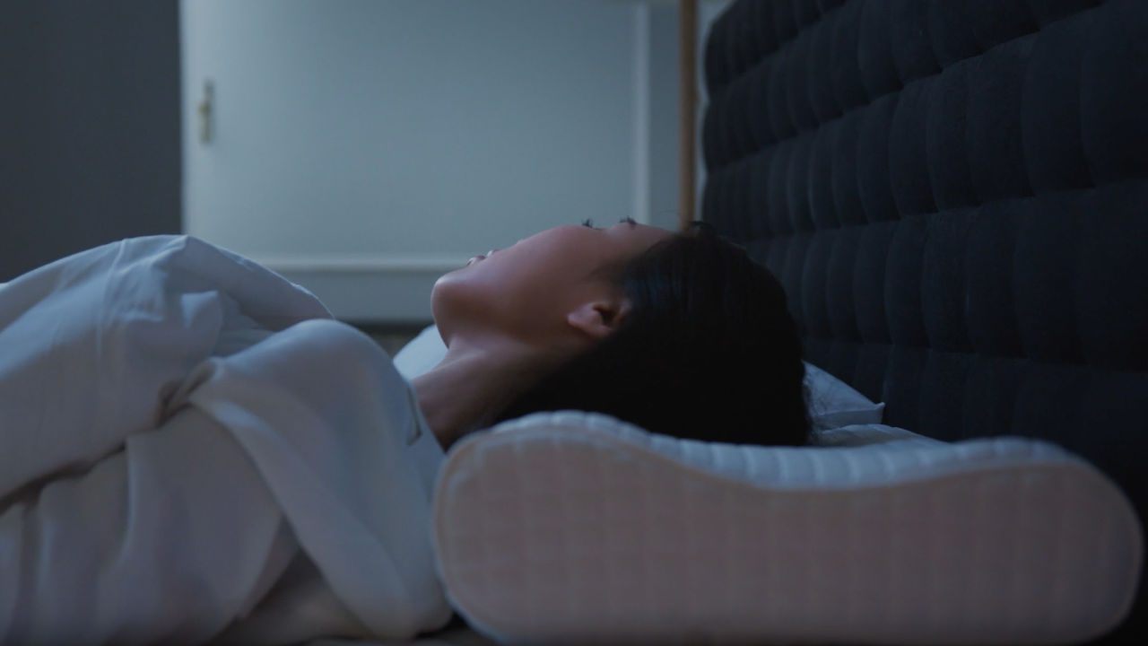 Peaceful nighttime rest, memory foam pillow advertisement, neck support demonstration, comfortable sleep setup, nighttime relaxation, orthopedic pillow