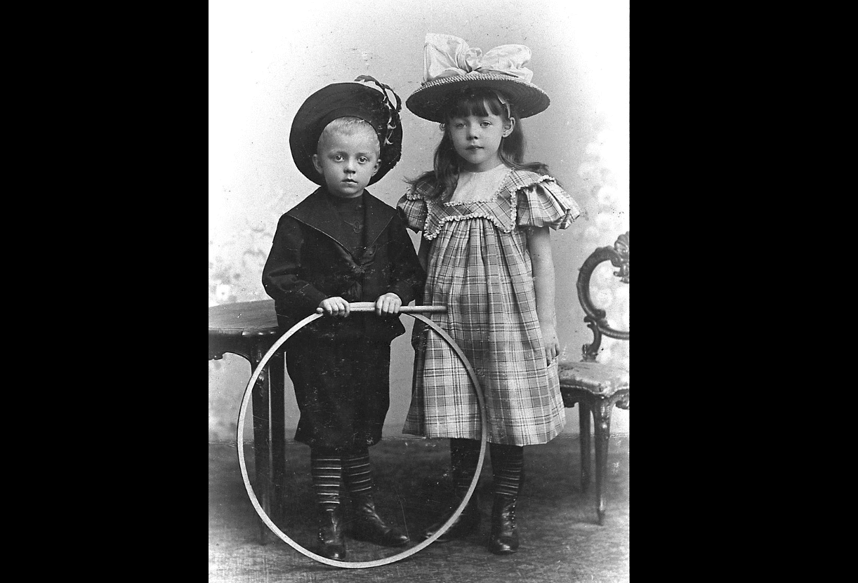 Sibling Group Photos Showing Personality in the Early 1900s