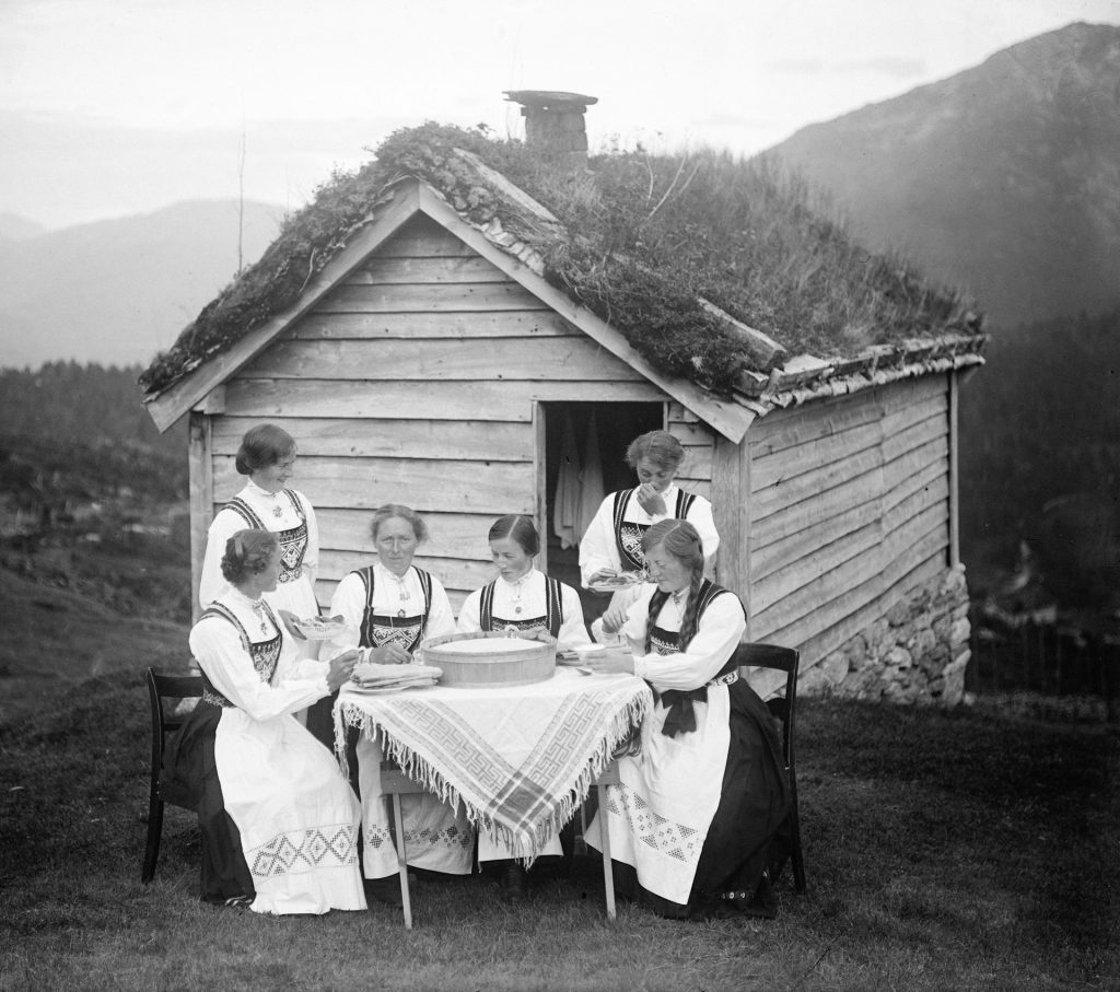 Traditional Family Silhouettes from the Victorian Period