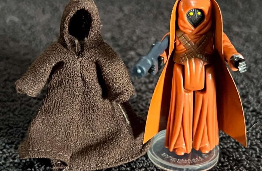 1978 Vinyl-Cape Jawa Star Wars figure, small action figure, brown robe, vinyl cape, glowing yellow eyes, vintage Kenner toy, collectible condition
