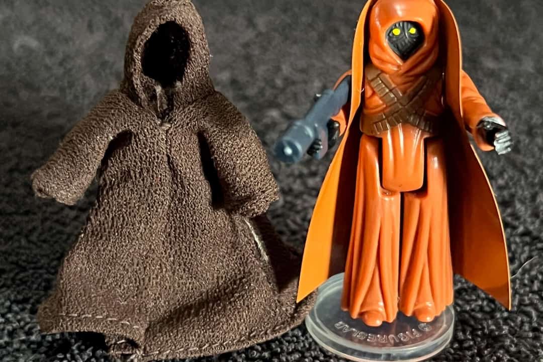 1978 Vinyl-Cape Jawa Star Wars figure, small action figure, brown robe, vinyl cape, glowing yellow eyes, vintage Kenner toy, collectible condition