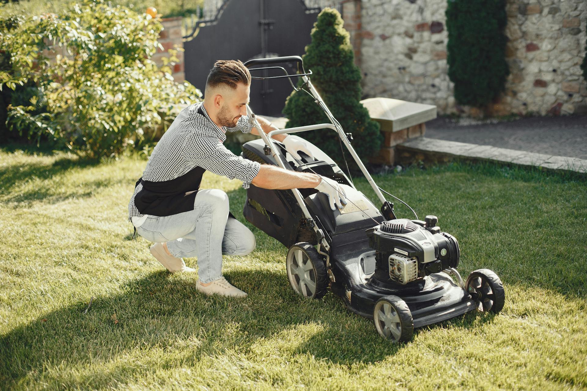 Gas-powered lawn tools
