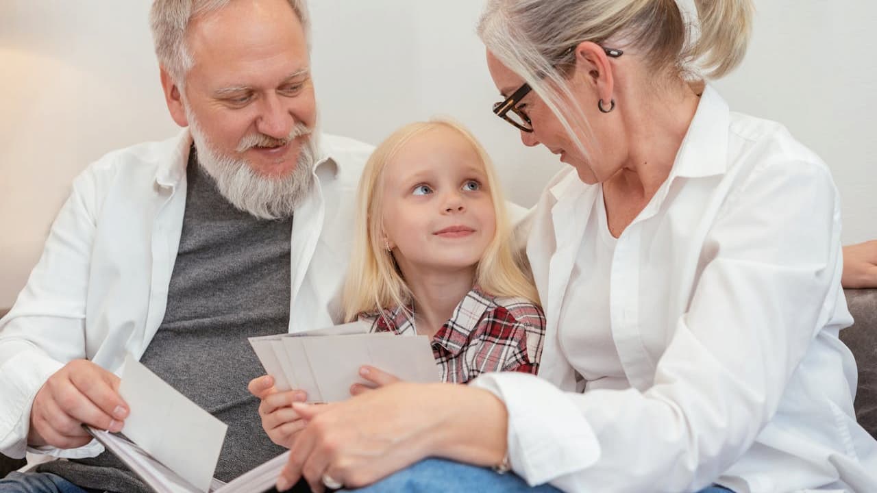 Clear plastic photo album sleeves in a binder, side-loading 4x6 photo pockets, acid-free protective pages, organized photo storage, preserving memories safely