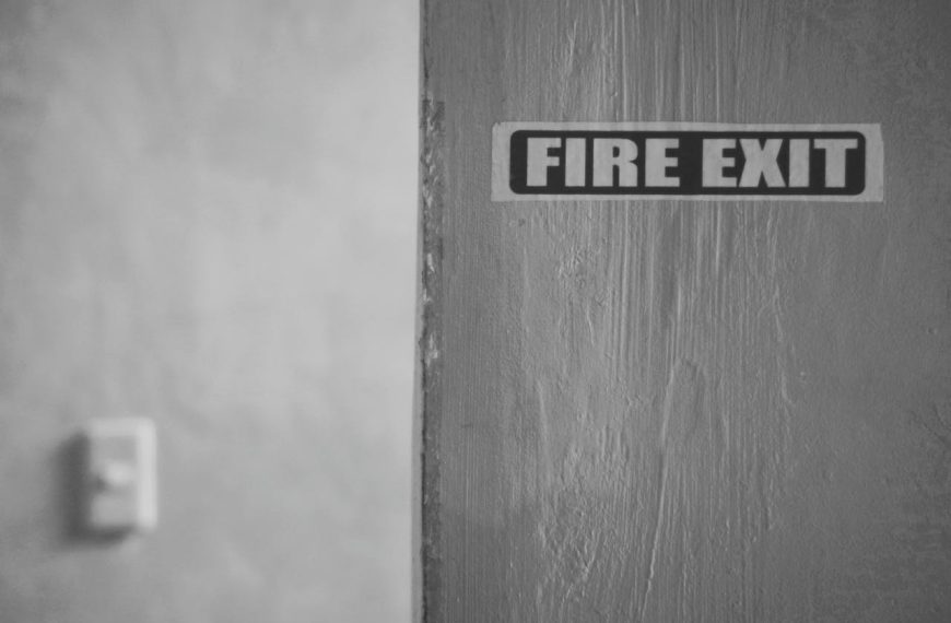 Inscription Fire exit on door