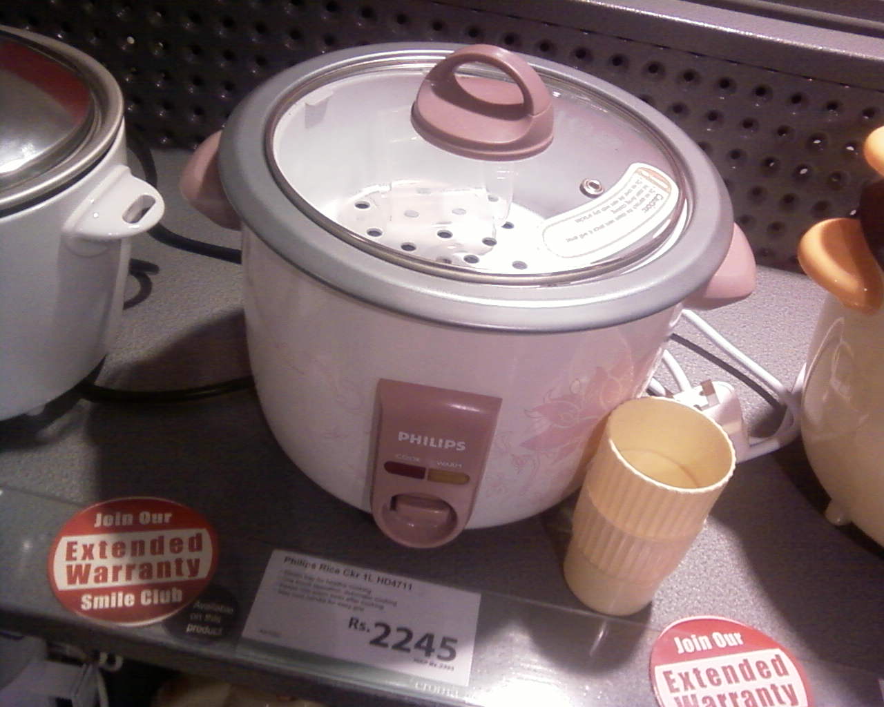 Philips electric rice cooker HD4711 in showroom.