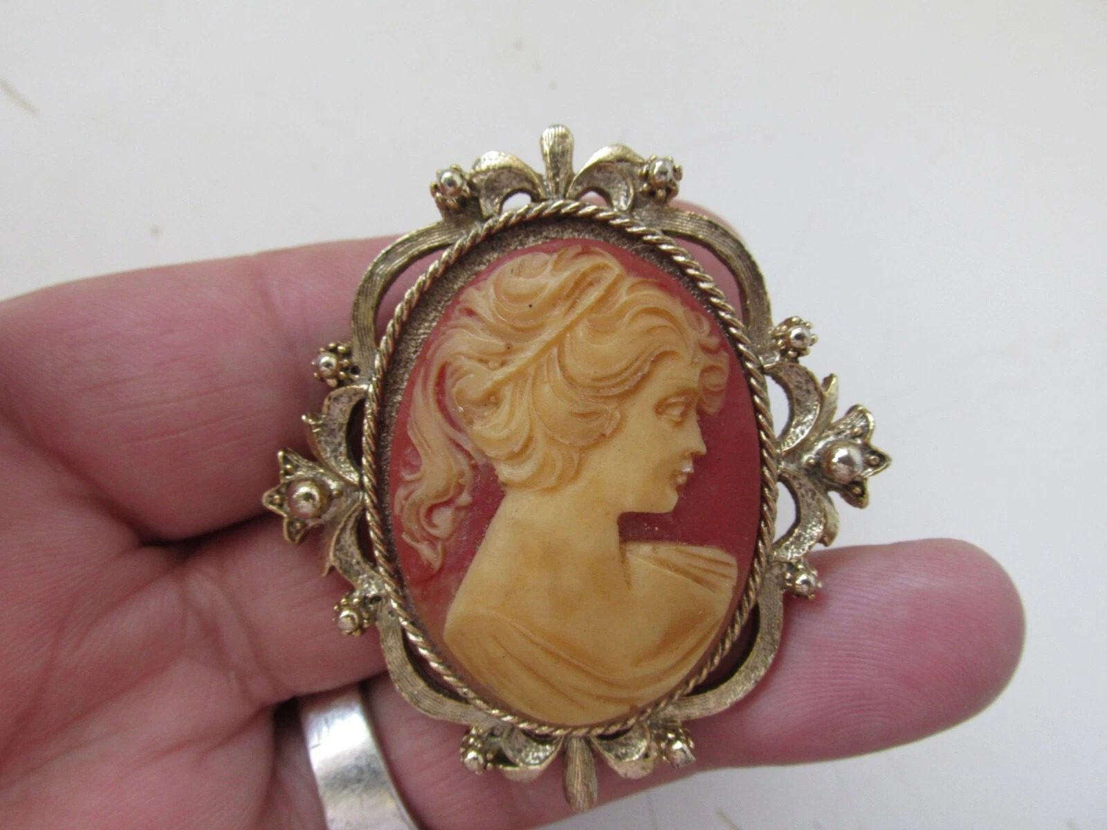 Vintage Simple Victorian Cameo Brooch Pin Pendant