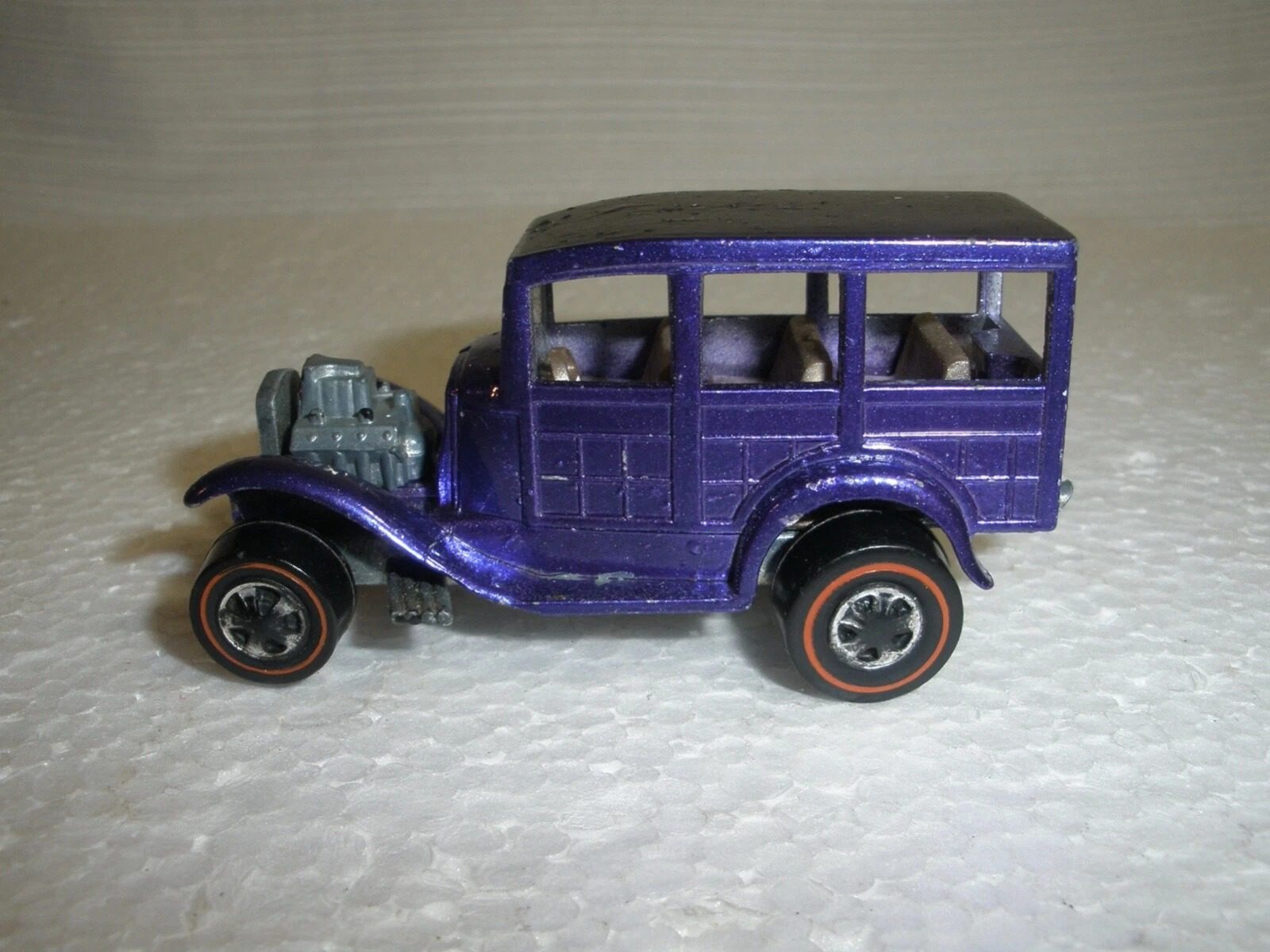 Hot Wheels Redline Classic 31 Ford Woody purple