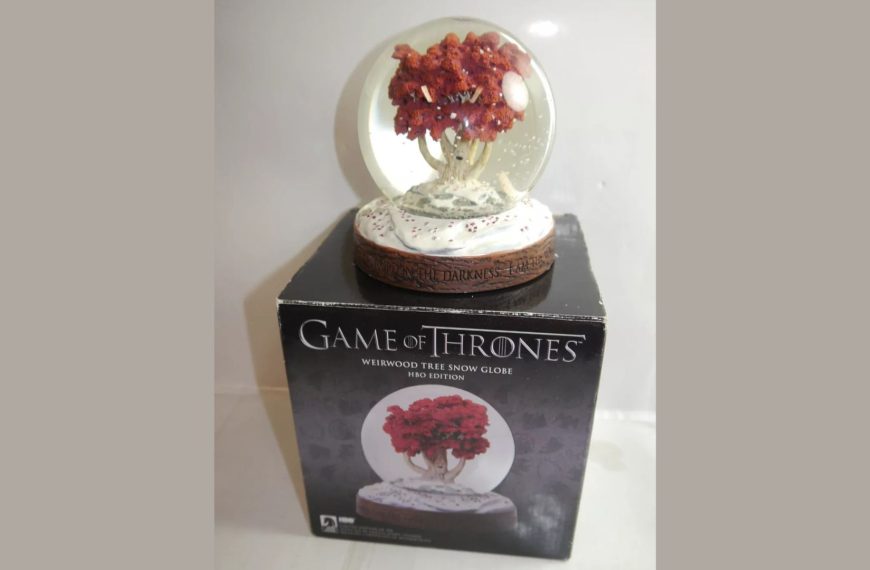 Game of Thrones Winterfell Snow Globe