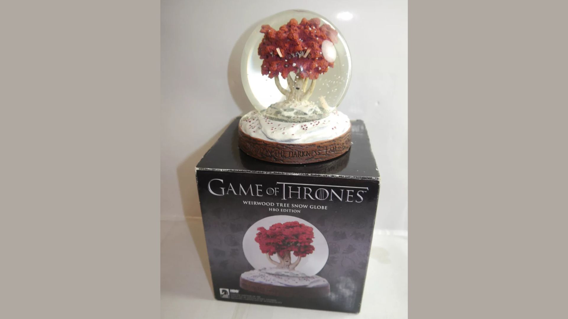 Game of Thrones Winterfell Snow Globe