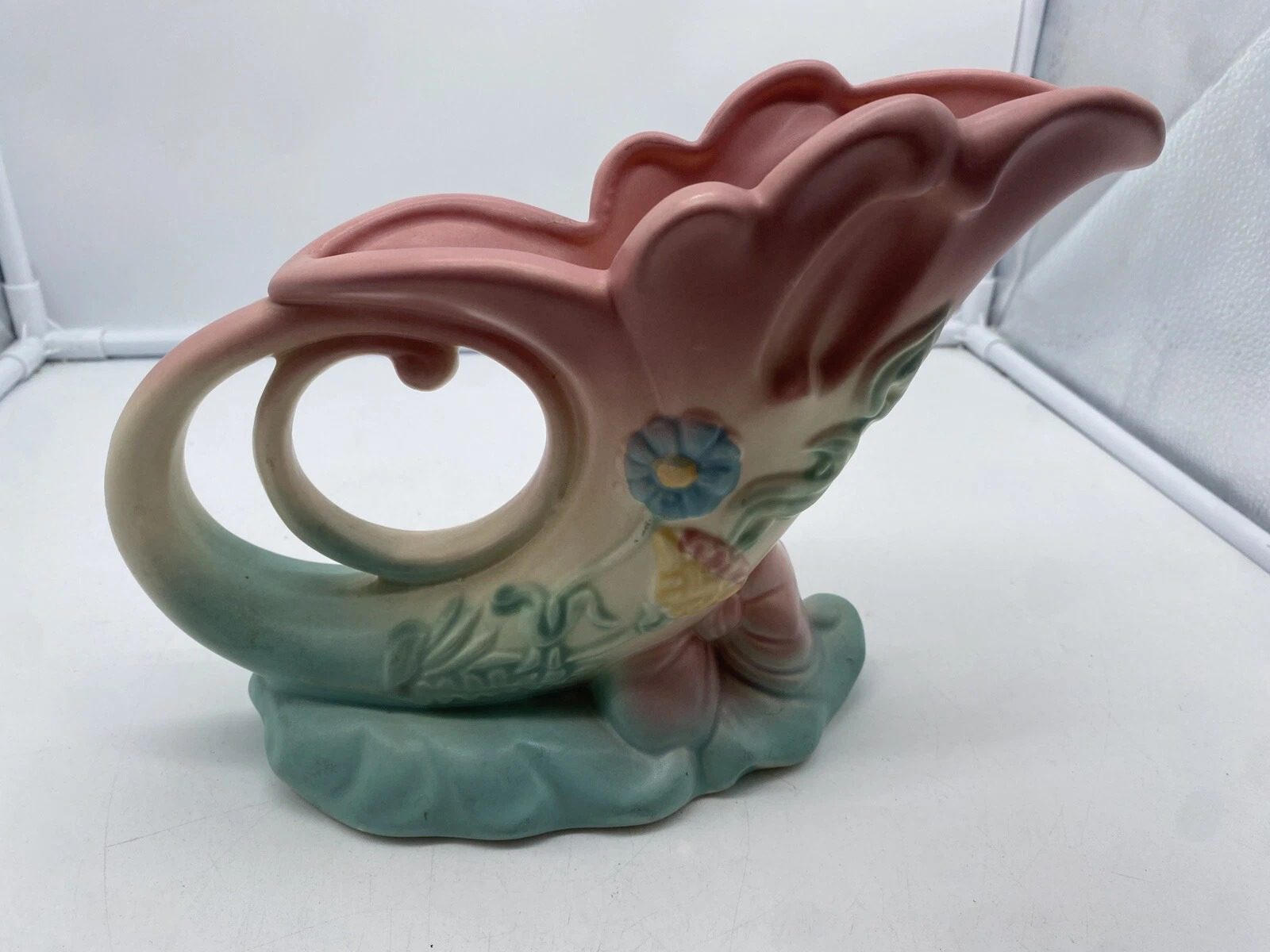 Hull Pottery Single Cornucopia Bow Knot Vase B-5-7 1/2 USA Pink/Blue E65