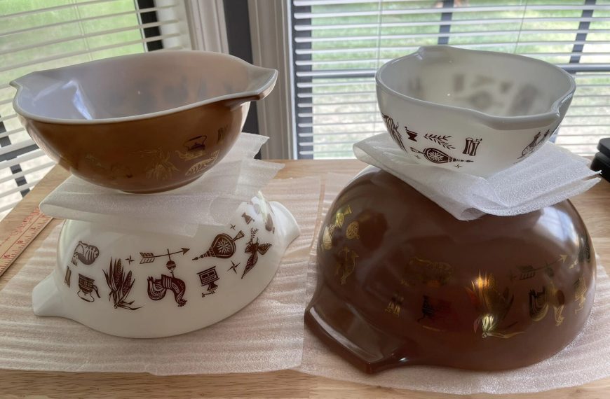 Pyrex Vintage Set of 4 Cinderella Early American Mixing Nesting Bowls