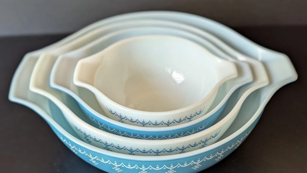 Pyrex Snowflake Set of 4 Nested Mixing Bowls