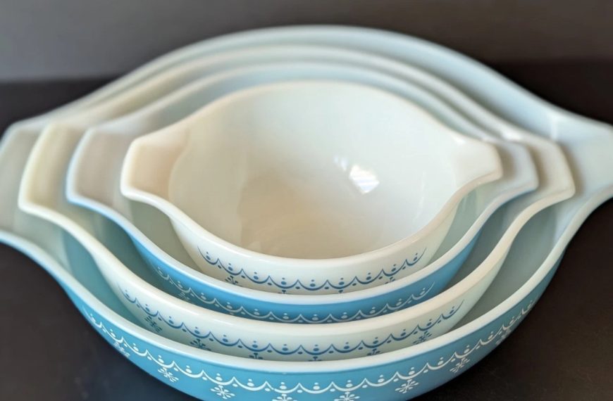 Pyrex Snowflake Set of 4 Nested Mixing Bowls