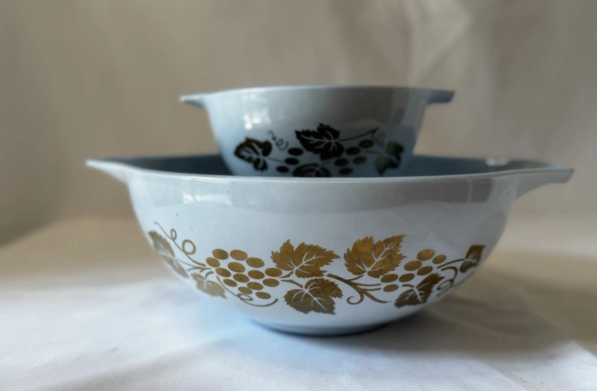 1961 Promotional PYREX Golden Grapes Blue Delphite Chip & Dip Set 444 441 (B)