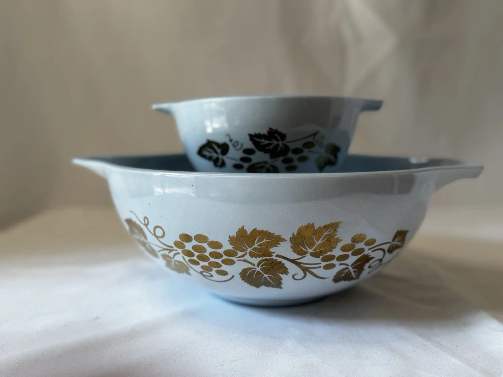 1961 Promotional PYREX Golden Grapes Blue Delphite Chip & Dip Set 444 441 (B)