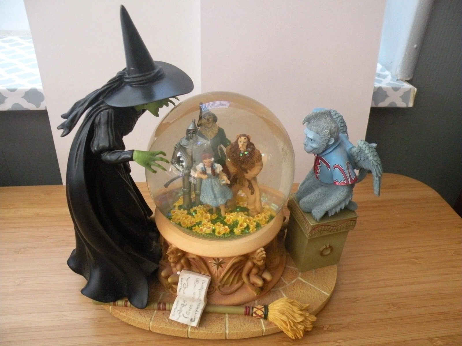 WESTLAND WIZARD OF OZ MUSICAL SNOWGLOBE '' WICKED WITCH PEERING AT FOURSOME''