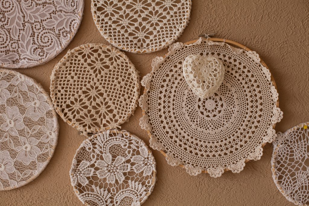 Different knitting laces with all kind of symmetry. Doilies