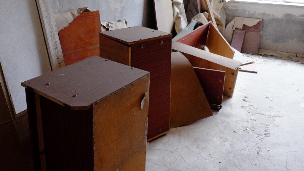 empty-chairs-table-old-building
