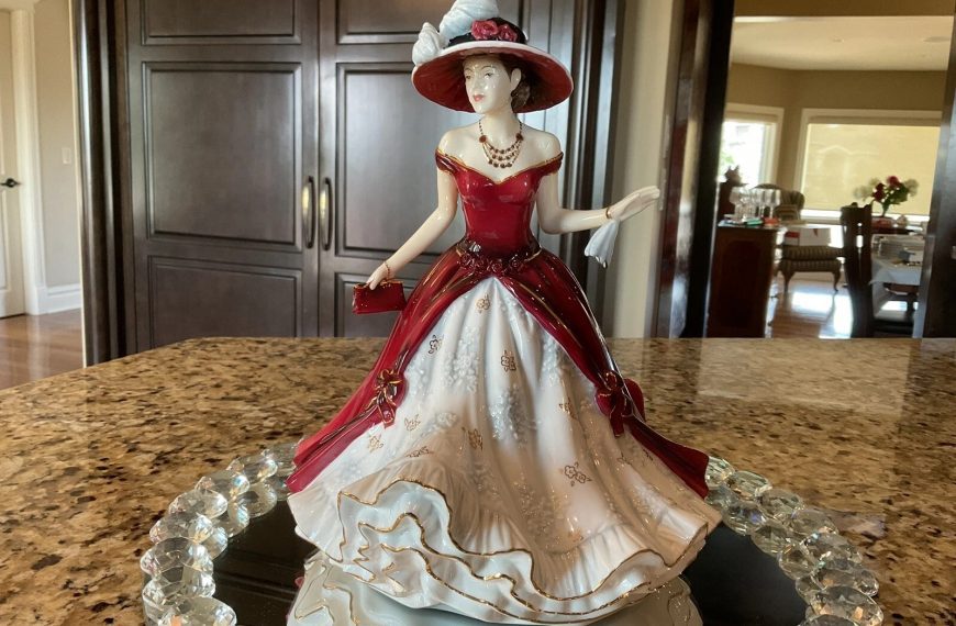 Royal Doulton figurine Pretty Ladies Figurines