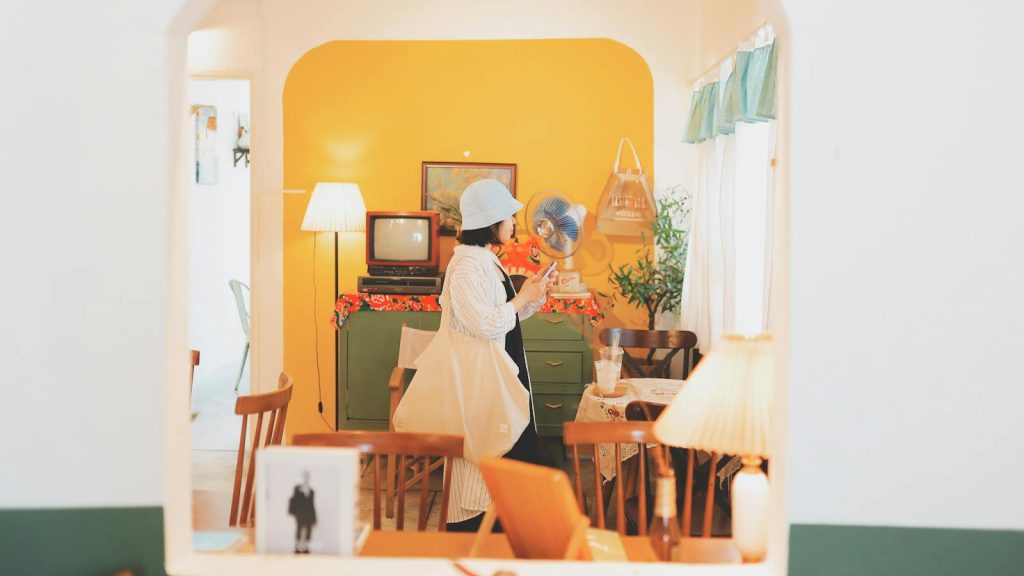 A woman in a retro-themed living room in Vũng Tàu, Vietnam, exudes a vintage vibe.