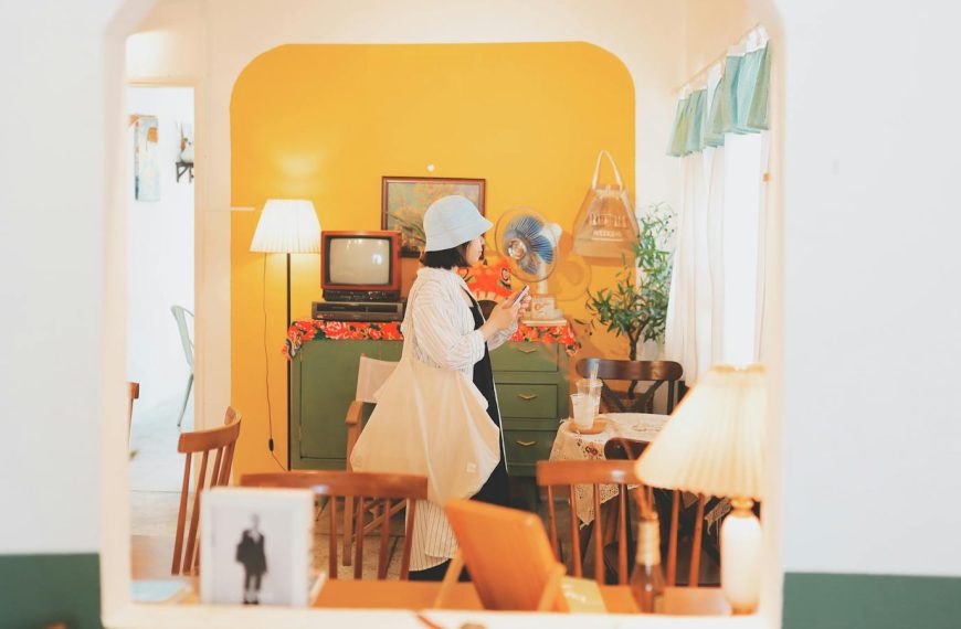 A woman in a retro-themed living room in Vũng Tàu, Vietnam, exudes a vintage vibe.