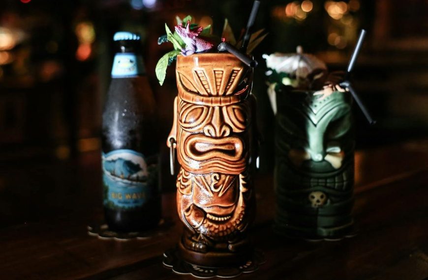 Vibrant tiki cocktails with bokeh lights in a cozy bar. Perfect for festive gatherings and exotic drinks.