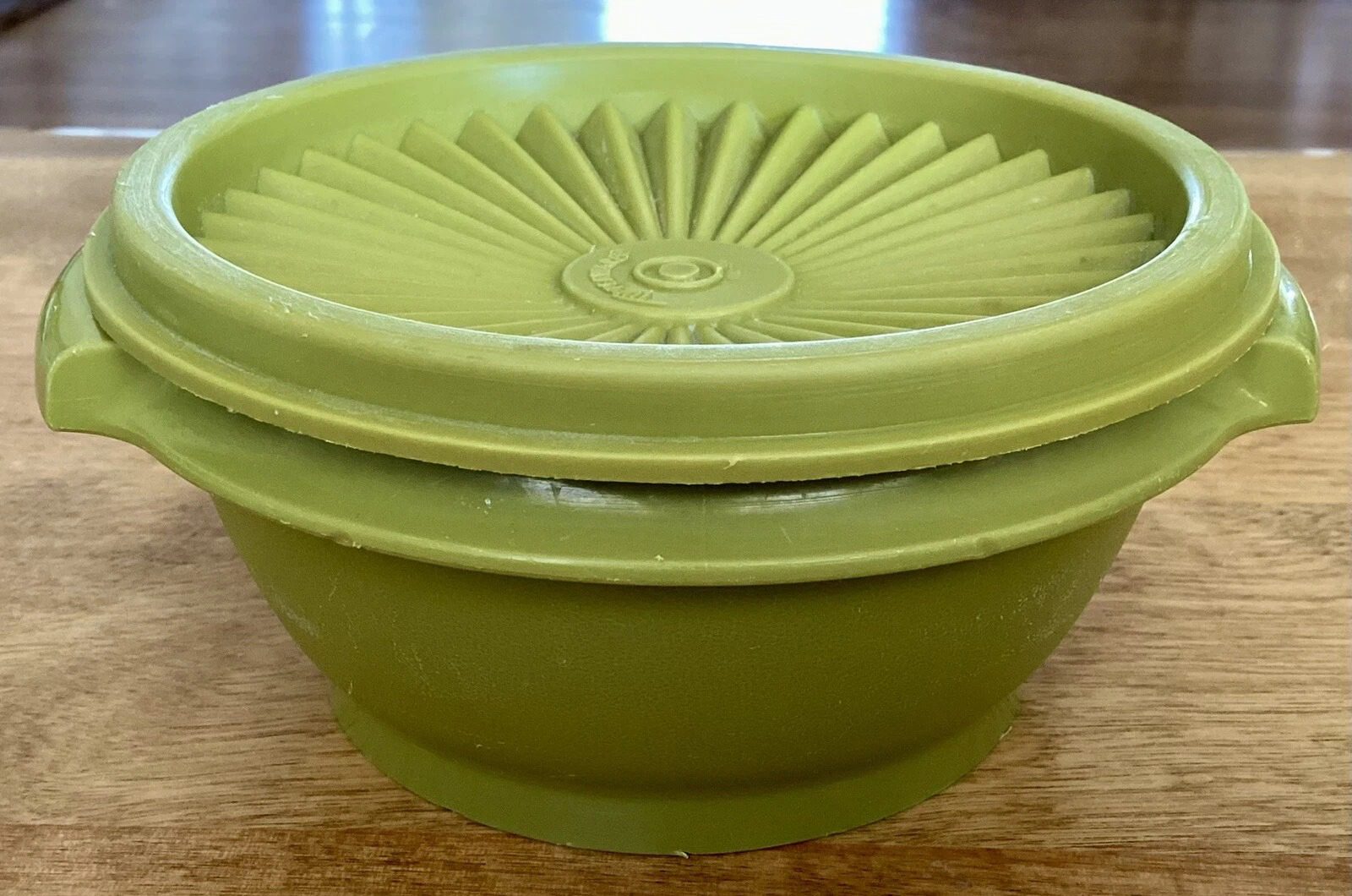 VTG 70’s Tupperware Avacado Green Servalier Bowl with Lid, 1323-22