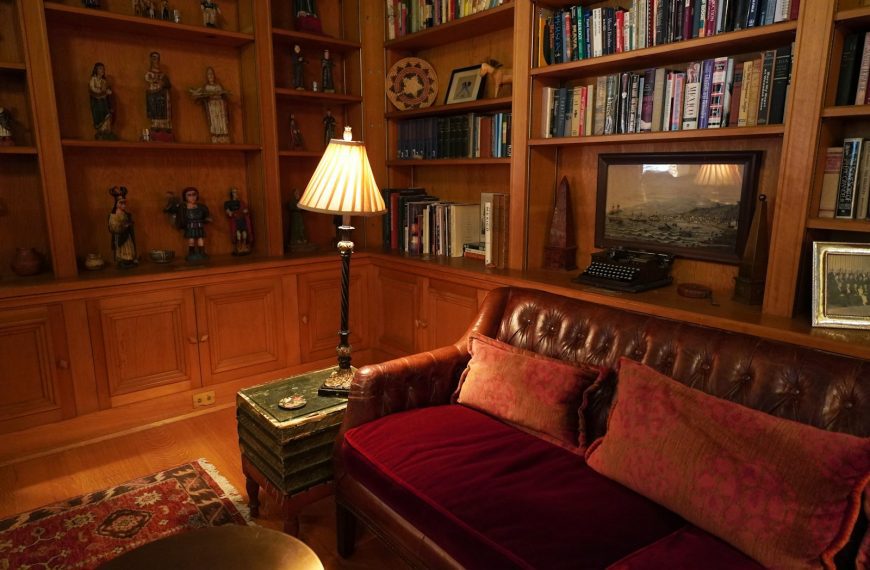 A living room filled with lots of books and furniture