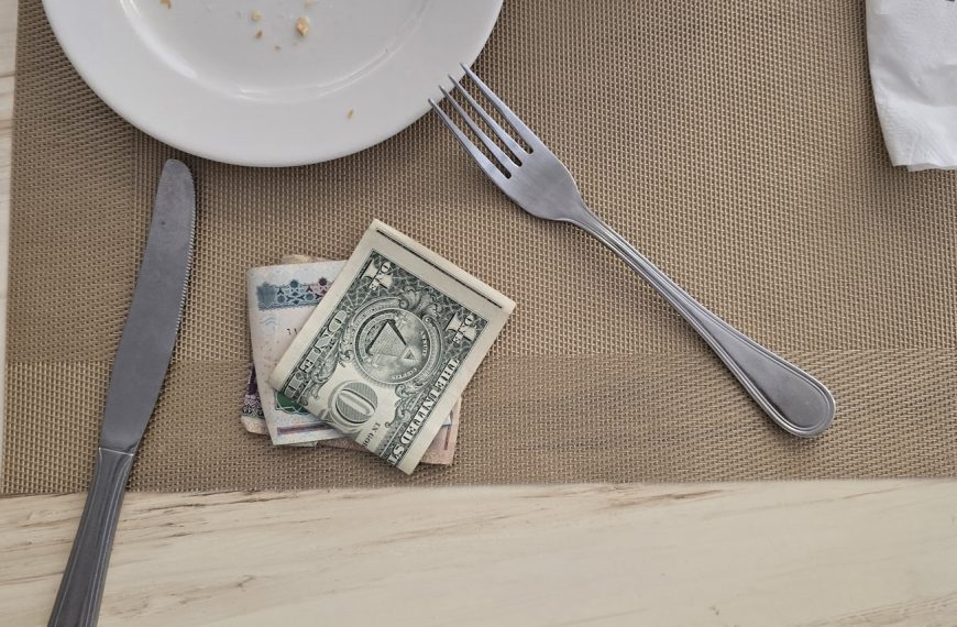 Money left on table after meal
