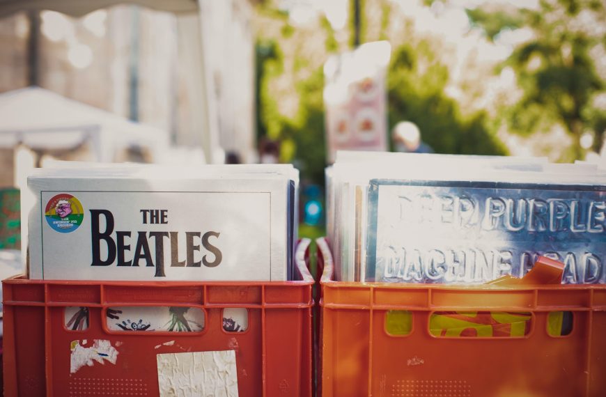 a couple of plastic containers sitting next to each other