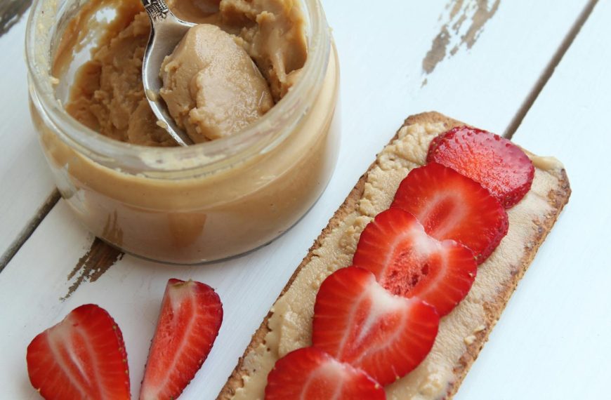 A delicious close-up of peanut butter and fresh strawberries on toast. Perfect for breakfast ideas.