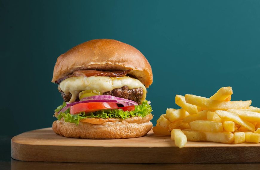 A delicious cheeseburger served with crispy golden french fries, perfect for a tasty meal.