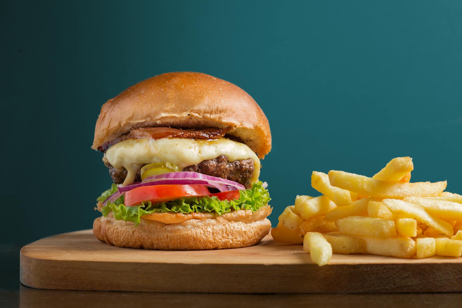 A delicious cheeseburger served with crispy golden french fries, perfect for a tasty meal.