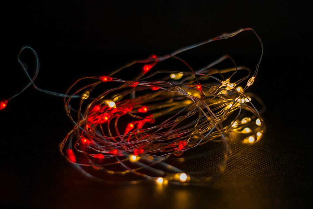 a bunch of lights that are on a table