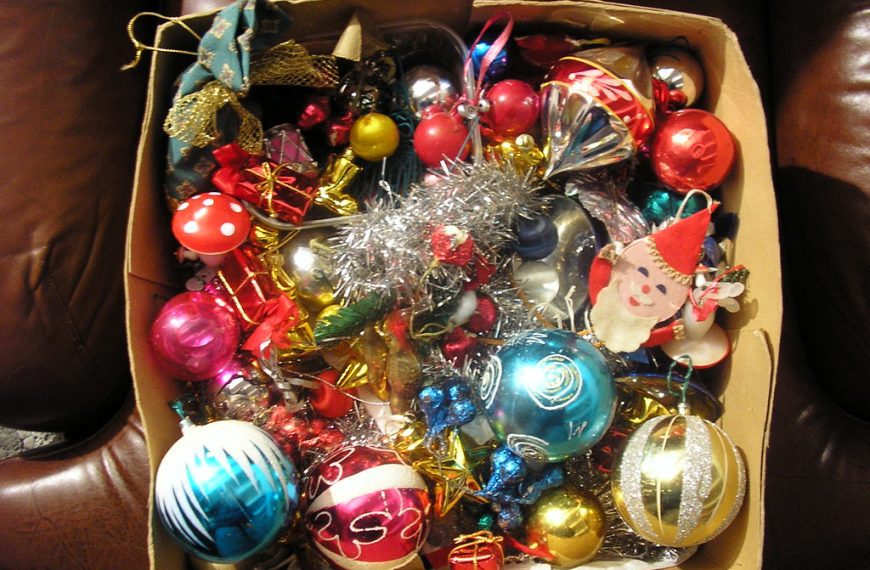 6 Old Holiday Decorations Worth…