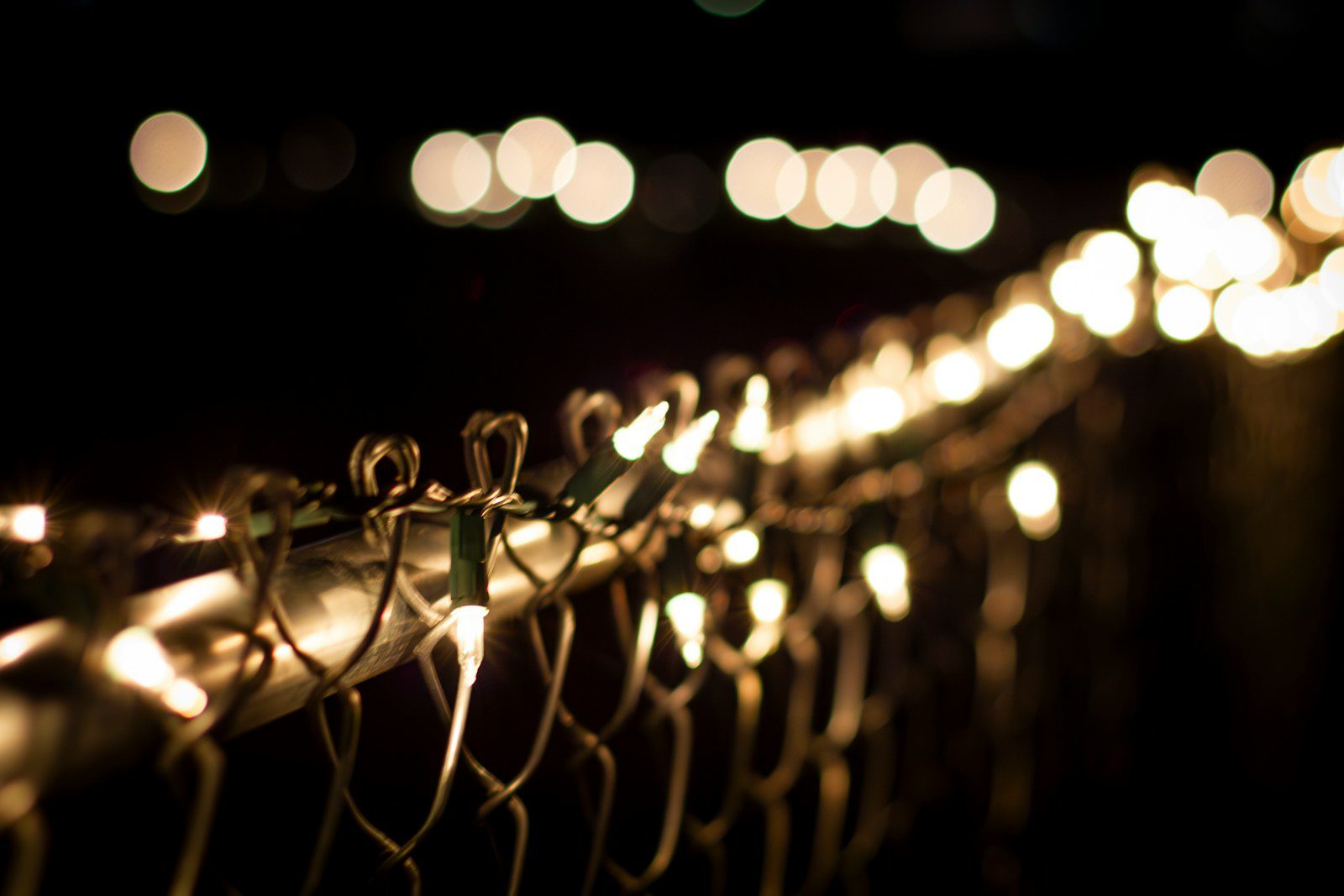 a bunch of lights that are on a fence