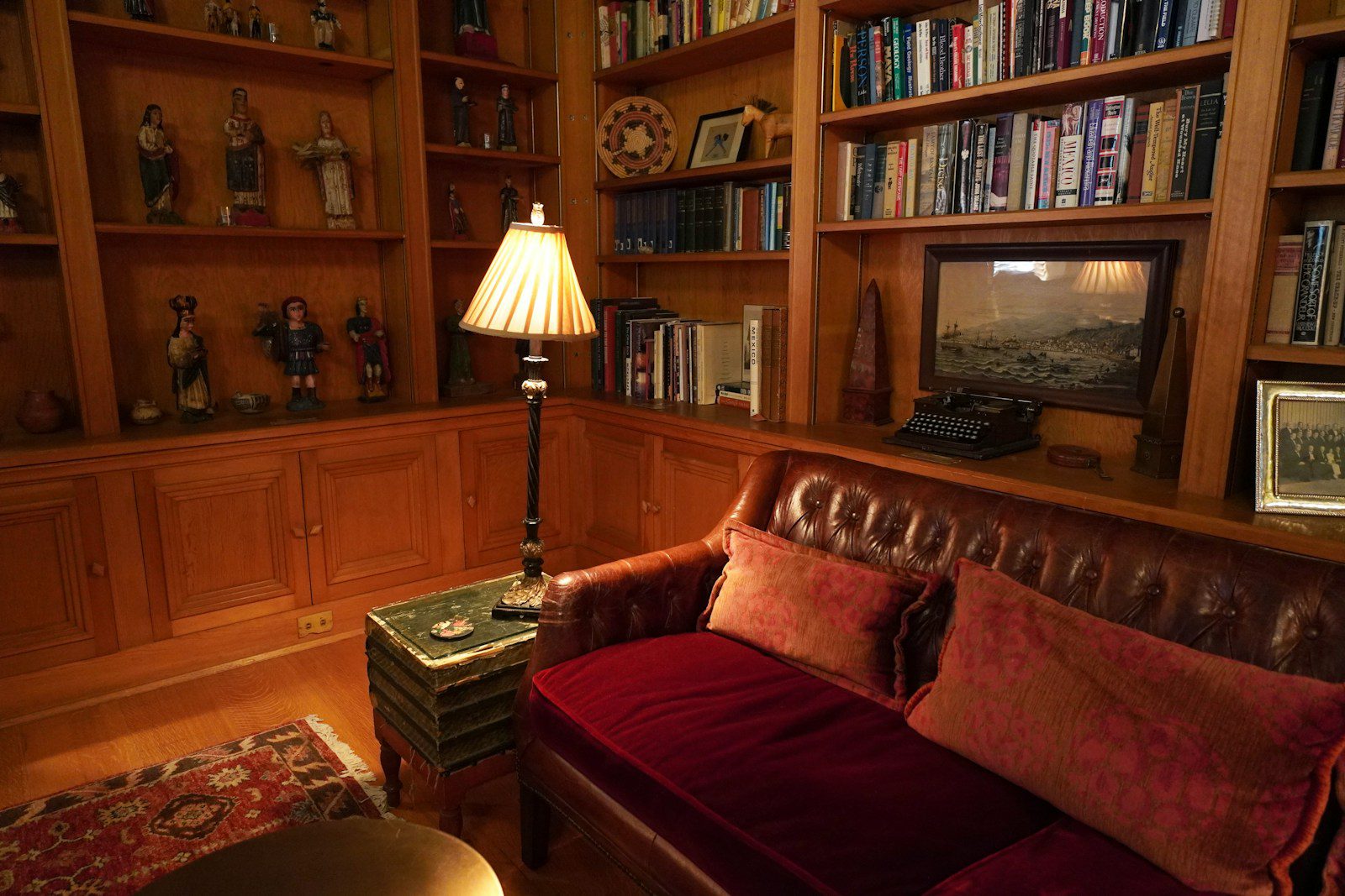 A living room filled with lots of books and furniture