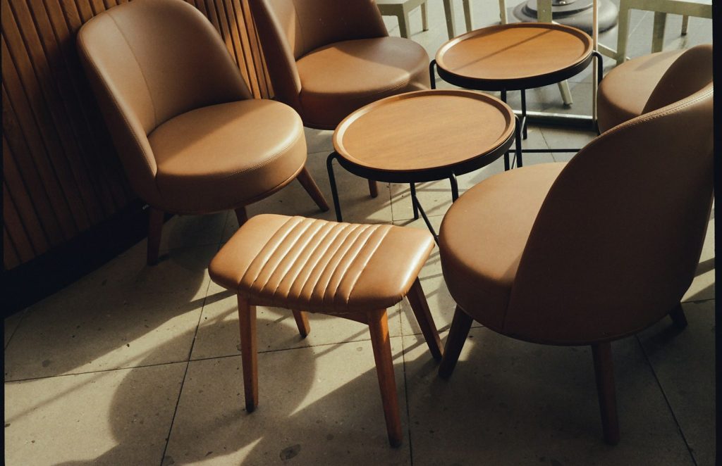 A row of chairs sitting next to each other
