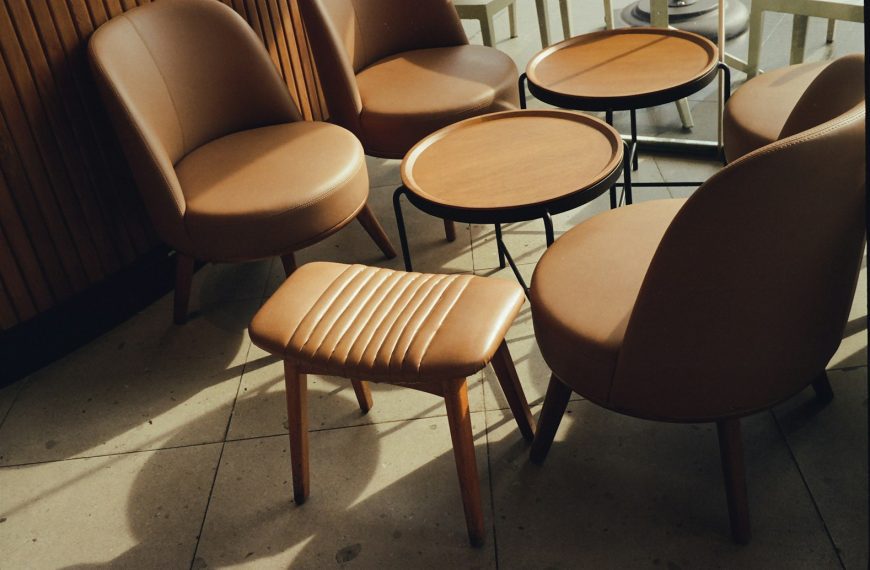A row of chairs sitting next to each other