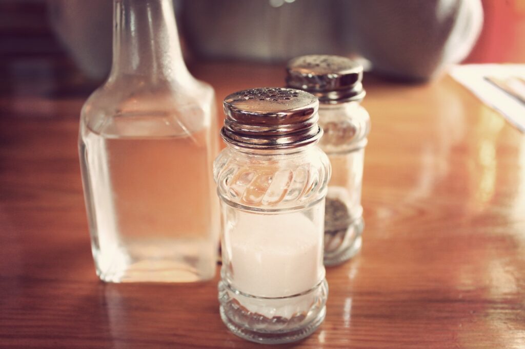 salt, pepper, shakers, vinegar, table, restaurant, lunch, vinegar, vinegar, vinegar, vinegar, vinegar