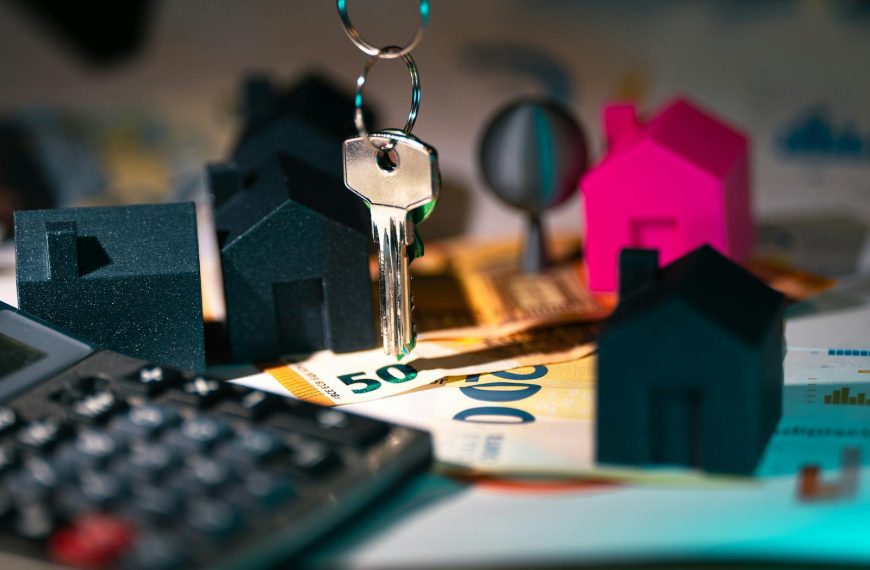 A symbolic representation of real estate finance featuring keys, model houses, and euro banknotes.