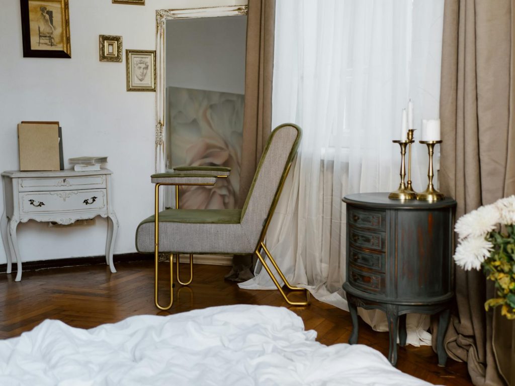 Beautifully decorated vintage-style bedroom with classic furniture and warm ambiance.