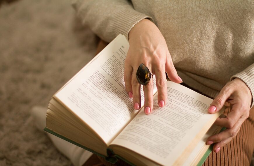 woman, book, christmas tree, library, gifts, christmas gifts, hand, pendant, christmas, christmas time, holiday time, winter, book, book, book, book, book, library, library, library, library, library, christmas