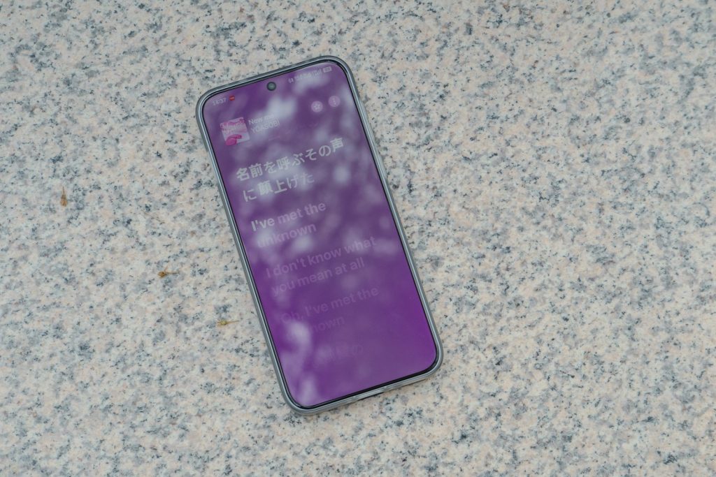 A smartphone is lying on a granite surface.