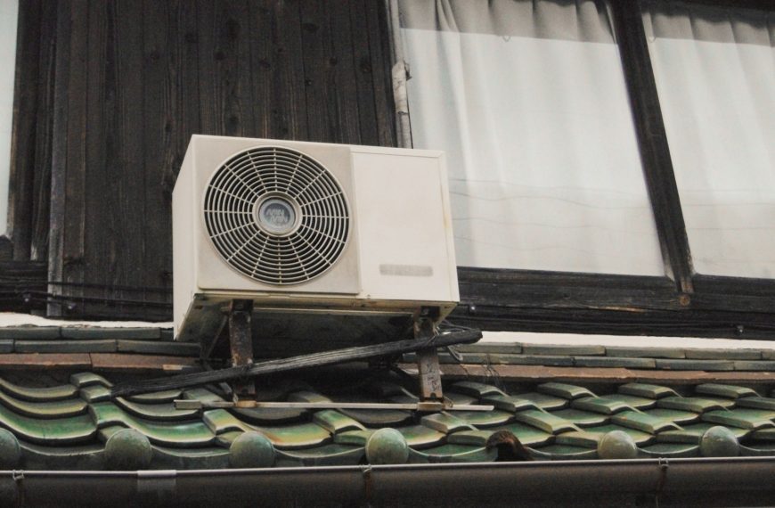 white and gray box fan