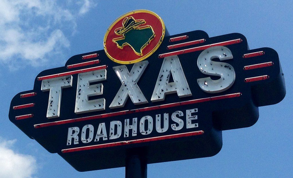 Couple’s Texas Roadhouse gender reveal — with help from their server — sparks heated debate online