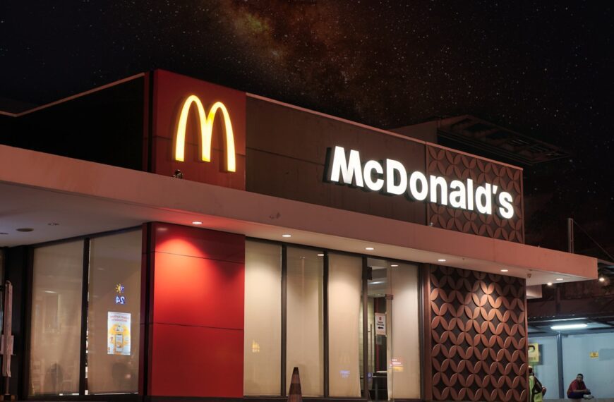 a mcdonald's restaurant is lit up at night